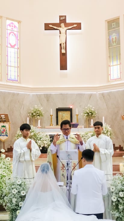 Foto Pasangan Pernikahan Katedral Surabaya