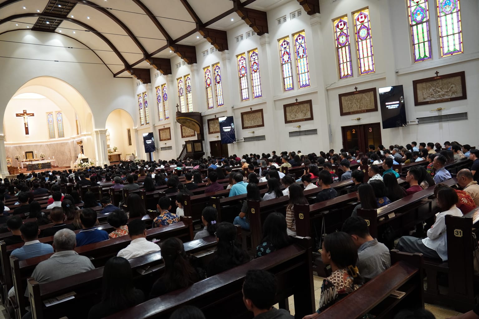 Misa Minggu Paskah Kelima di Gereja Hati Kudus Yesus Surabaya