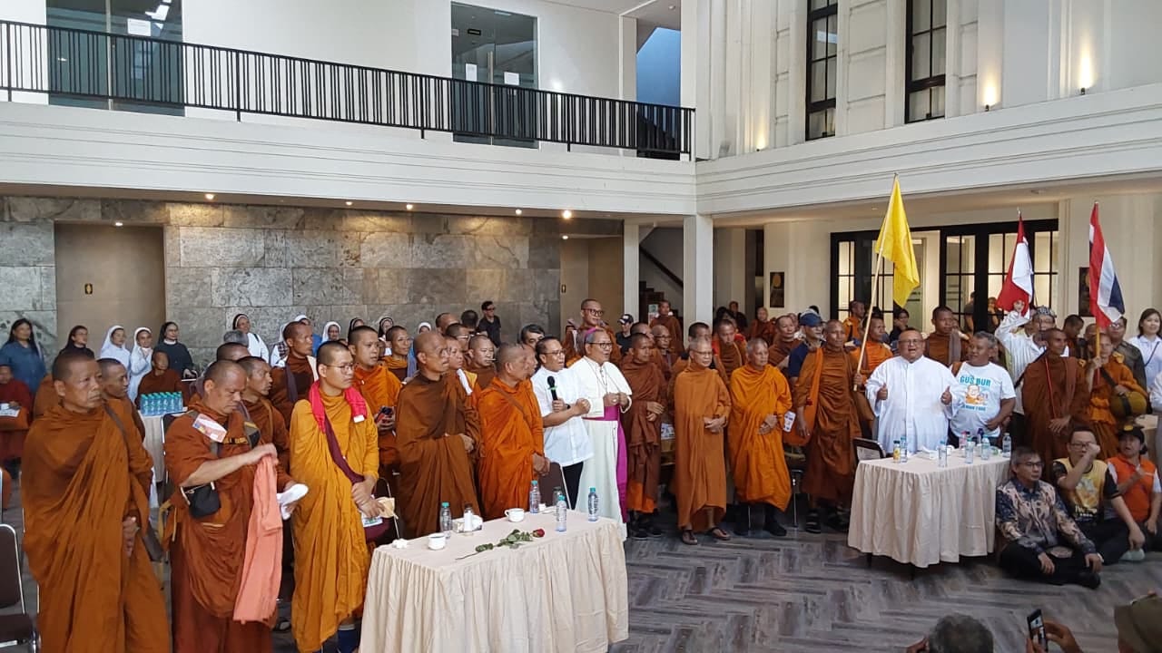 Gereja Katedral HKY Sambut 58 Bhikkhu Sangha Peserta Indonesia Walk for Peace 2026