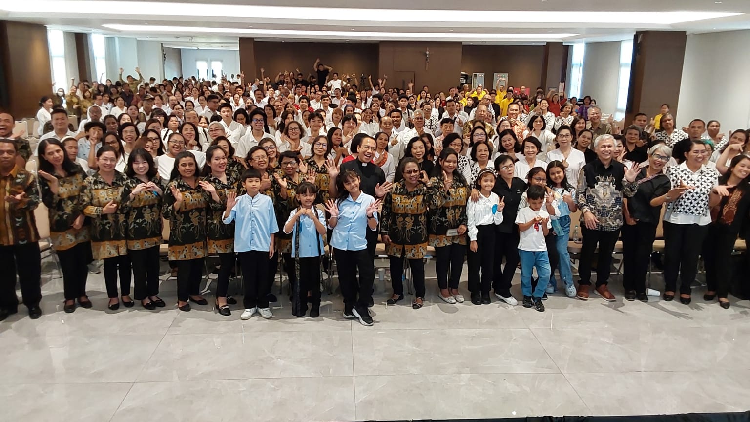 Meriahkan Lustrum ke-21 HKY, Ratusan Umat Ikuti Gerakan Lingkungan Bernyanyi